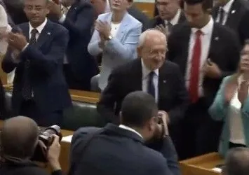 Özgür Özel saf mı değiştirdi? Arkasından iş çevirdiği Kemal Kılıçdaroğlu'nu ayakta alkışladı