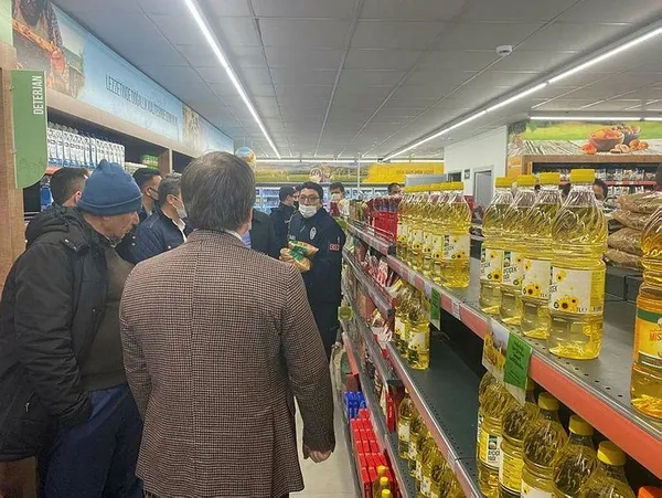 Aksaray Valisi stokçulara baskın yaptı! Market rafında olmayan ayçiçek yağı depodan çıktı - 6