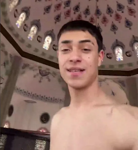 kutsal-mekanda-skandal-rezalet-camide-yari-ciplak-video-cekti-1774044832369.jpg Kutsal mekanda skandal rezalet: Camide yarı çıplak video çekti - 1