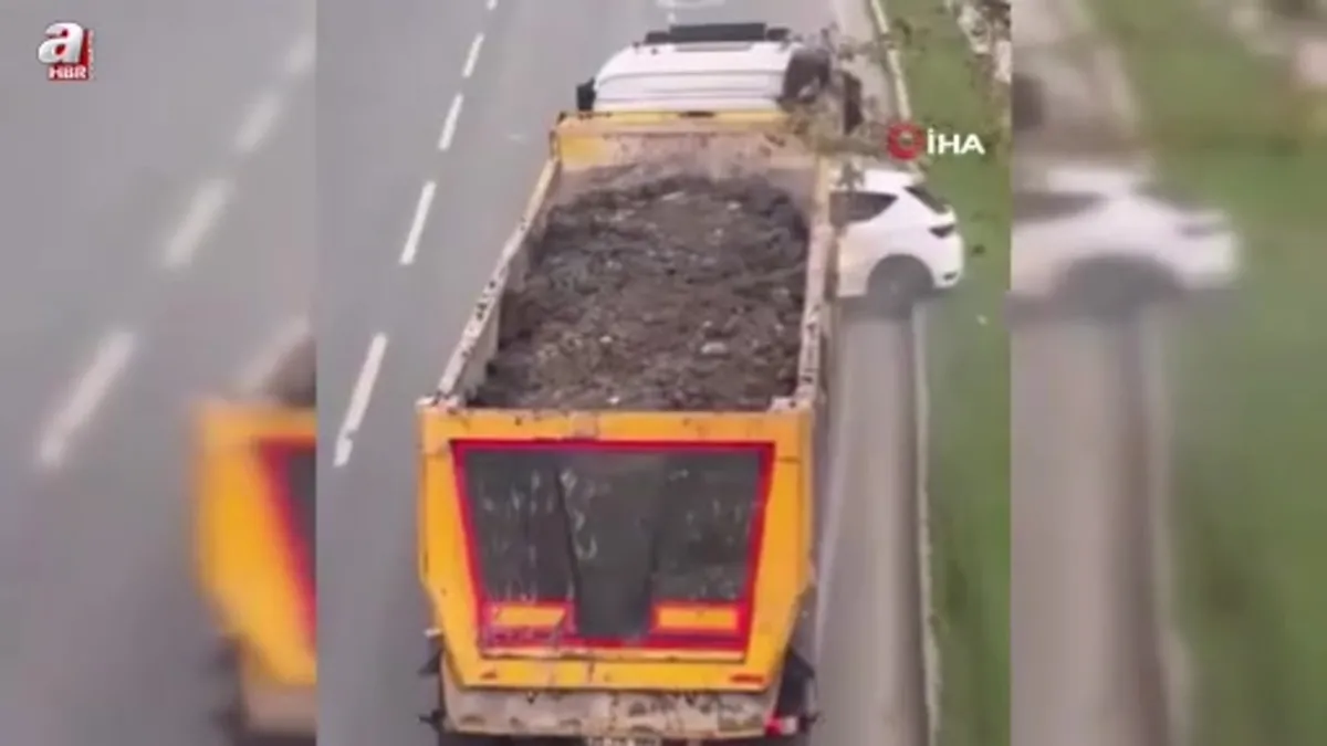 İzmir'de hafriyat kamyonu önüne aldığı otomobili 100 metre sürükledi