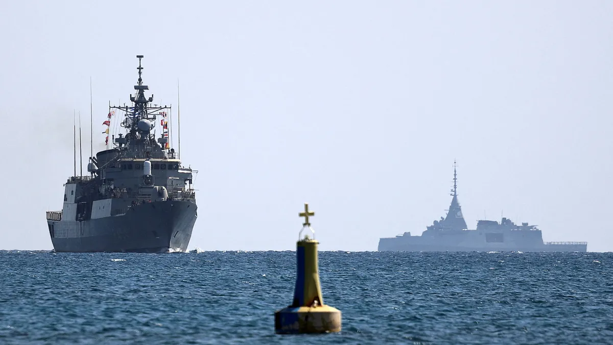Yunan savaş gemileri Güney Kıbrıs Rum Yönetimi'ne ulaştı