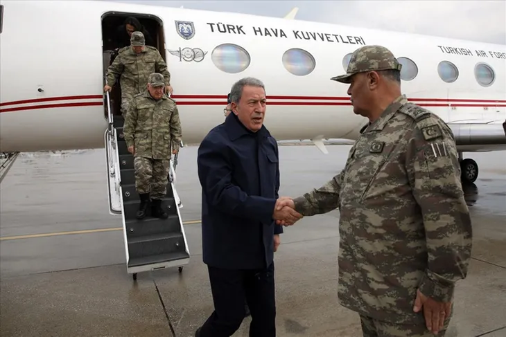 Bakan Akar ve TSK komuta kademesi Suriye sınırında!