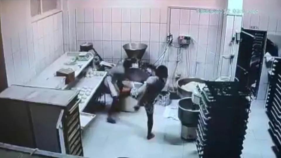 Antalya’da üvey baba eziyeti kamerada! 14 yaşındaki çocuğu öldüresiye dövdü