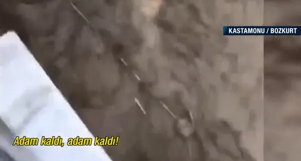 kastamonuda-arabasini-kurtarmak-isterken-sele-kapilan-vatandas-kamerada-1628805445914.jpg Kastamonu'da arabasını kurtarmak isterken sele kapılan vatandaş kamerada - 2