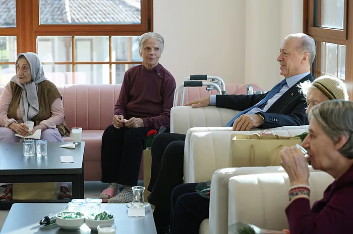 Başkan Erdoğan’dan bakımevindeki yaşlılara ziyaret
