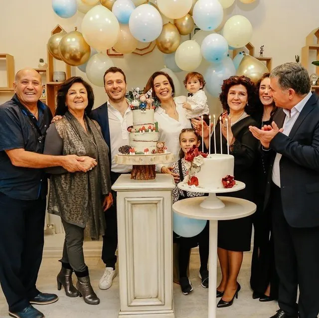 Azra Akın ve Atakan Koru oğullarının birinci yaş gününü partiyle kutladı