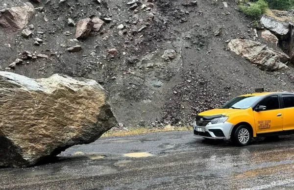 hakkaride-yola-kaya-dustu-taksi-soforu-son-anda-kurtuldu-1715080399080.jpeg Hakkari'de yola kaya düştü! Taksi şoförü son anda kurtuldu - 1
