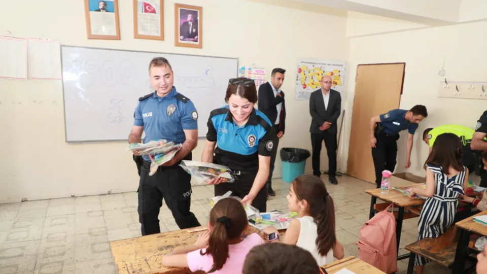 Hakkari polisi sevmeye ve sevindirmeye devam ediyor