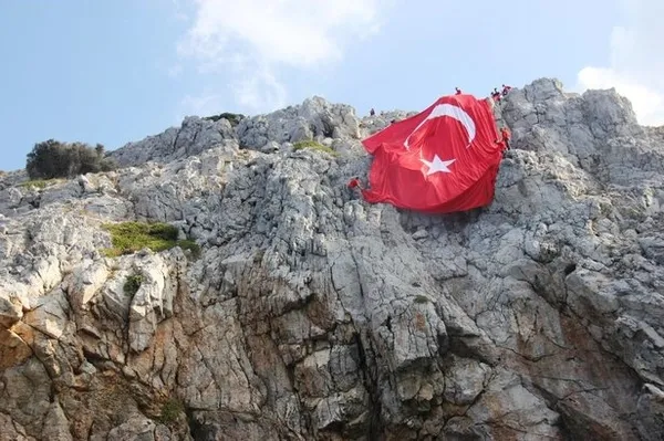 Yunanistan’ın gözünün önünde dalgalandı! Adaya dev Türk bayrağı
