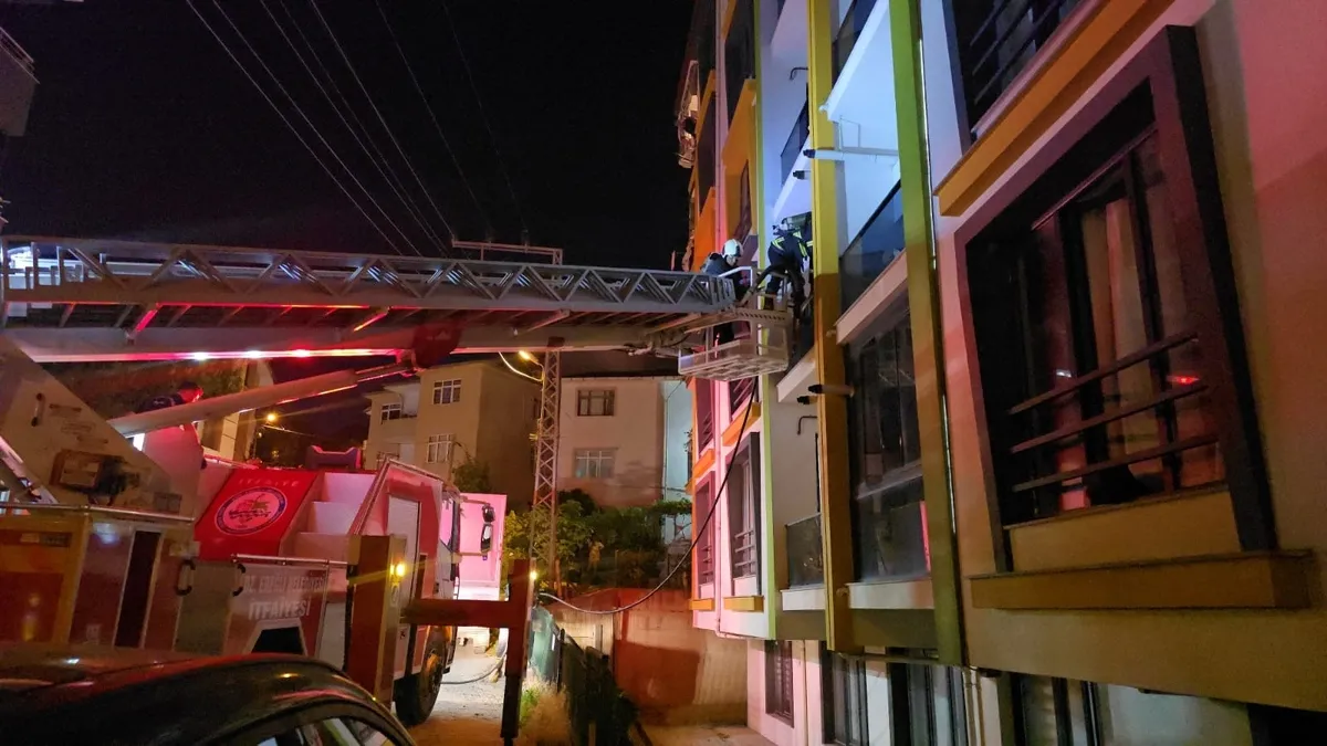 Apartman dairesinden yükselen duman panik yarattı