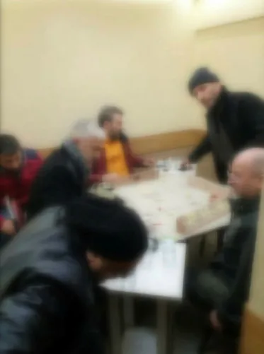 Koronavirüs nedeniyle kapalı olması gereken kıraathanede oyun oynayan kişiler yakalandı - 2