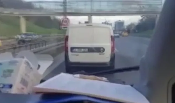 surucunun-umursamazligi-kameralara-yansidi-ambulans-dakikalarca-siren-caldi-yol-vermedi-1668582070935.jpg Sürücünün şoke eden duyarsızlığı kameralara yansıdı! Ambulans dakikalarca siren çaldı yol vermedi - 3