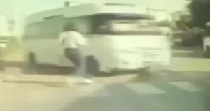 Genç kız ezilmekten son anda kurtuldu