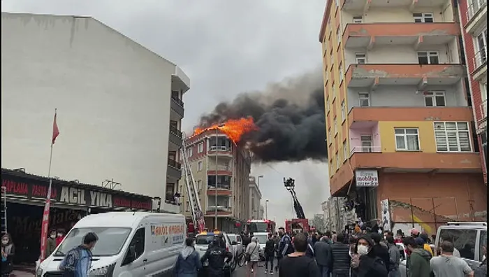 Son dakika: İstanbul Esenyurt'ta 5 katlı binanın çatısında yangın paniği - 2