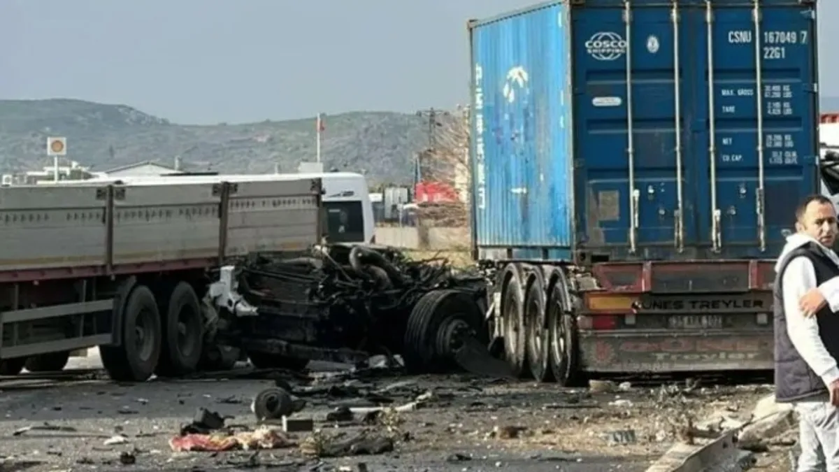 İzmir'de karşı şeride geçen TIR dehşet saçtı: 1 kişi hayatını kaybetti
