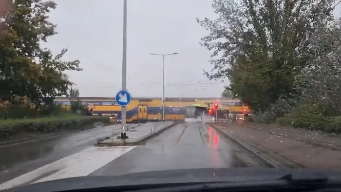 hollandanin-bergen-op-zoom-bolgesinde-korkunc-kaza-tren-otobusu-boyle-ikiye-boldu-1666037575033.jpg Hollanda'nın Bergen op Zoom bölgesinde korkunç kaza: Tren otobüsü böyle ikiye böldü - 3