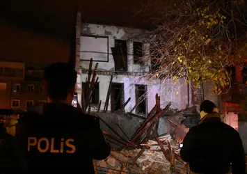 Adana'da terk edilmiş 3 katlı bina çöktü
