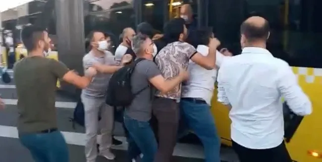Metrobüste kız arkadaşıma "yan baktın" kavgası! Yolcular dehşeti yaşadı - 3