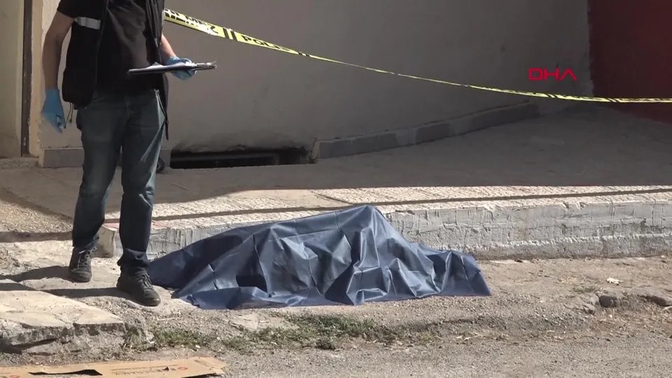 Yaşlı adam evinin önünde ölü bulundu