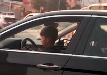 Bağcılar'da akılalmaz görüntüler! Direksiyondaki çocuk görenler telefona sarıldı