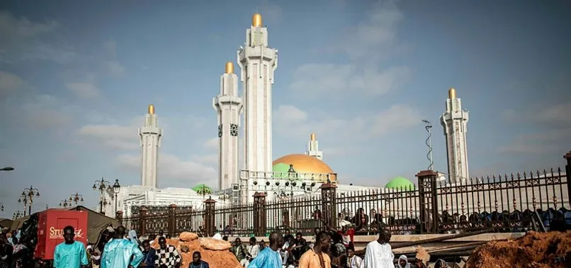 Batı Afrika’nın en büyük camisi ibadete açıldı