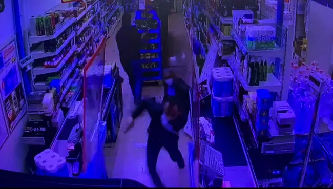 Diyarbakır’da alışverişe markete giden vatandaş silahlı soygunu önledi - 7
