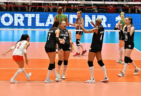a-milli-kadin-voleybol-takimi-azerbaycani-yendi-1692561185207.jpg A Milli Kadın Voleybol Takımı Azerbaycan'ı yendi - 1