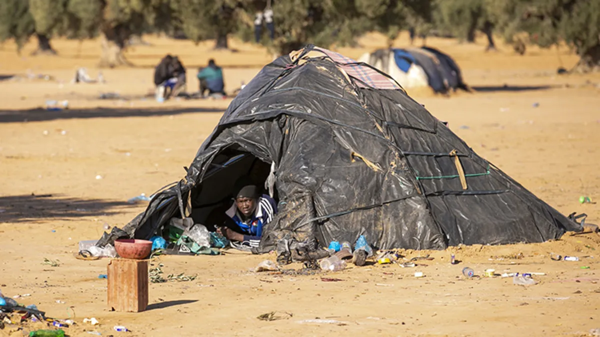 Tunus'ta düzensiz göçmen kampları boşaltılmaya başladı