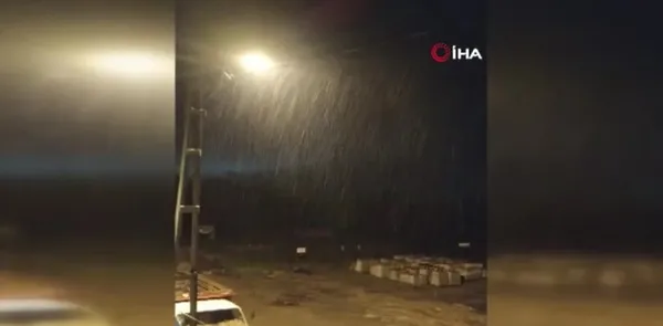 istanbulda-kar-yagisi-basladi-1671487557137.jpg İstanbul'da kar yağışı başladı! Bir anda bastırdı! Meteoroloji'den üst üste yeni uyarılar... İşte 5 günlük hava durumu - 4