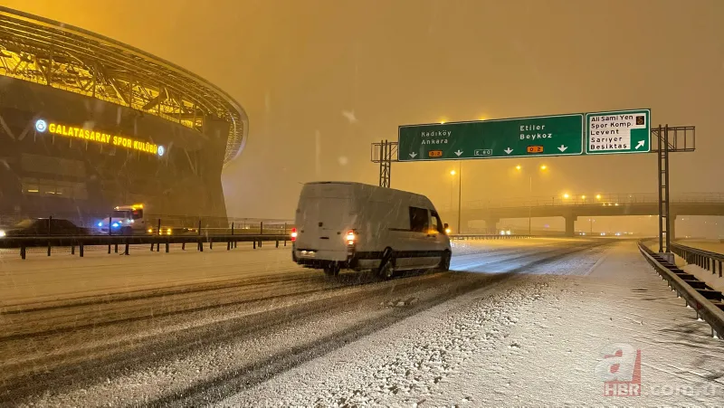 İstanbul beyaz örtüyle kaplandı! Ulaşımda aksama | Vali Yerlikaya uyardı: Zorunlu olmadıkça trafiğe çıkmayın 10