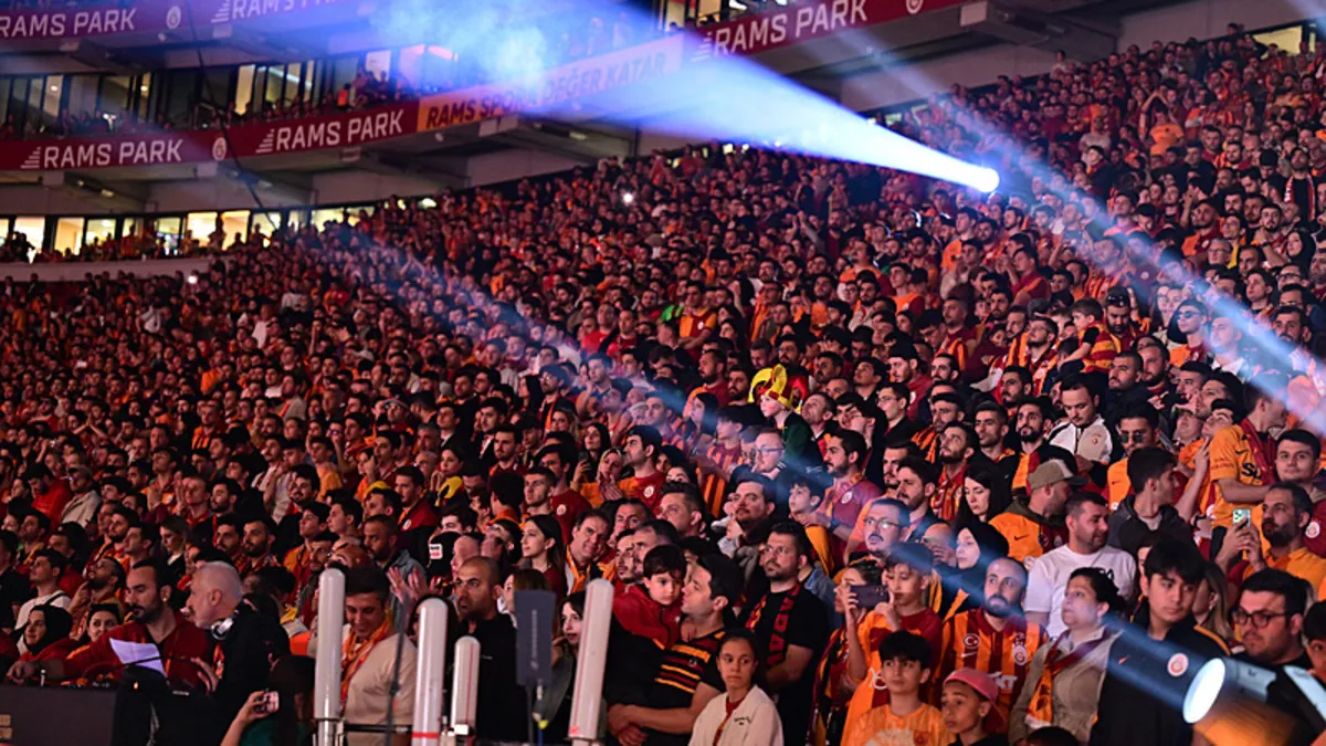 Süper Lig ve Süper Kupa şampiyonu Galatasaray kupasını aldı! Saha içinden en özel kareler ahaber.com.tr'de