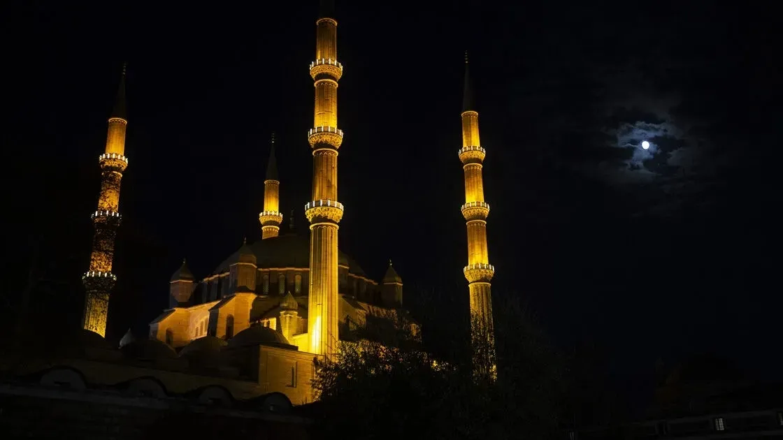 2026-mevlid-kandili-ne-zaman-hangi-ibadetler-yapilir-1787137321807.jpeg İslam âlemi için müstesna gecelerden biri olan Mevlid Kandili, Resulullah’ın insanlığa öğrettiği merhamet, adalet, sabır ve cömertlik değerlerini hatırlatıyor.