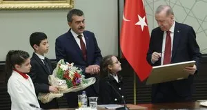Başkan Erdoğan’a annesiyle resmini hediye eden Buğlem A Haber’de!