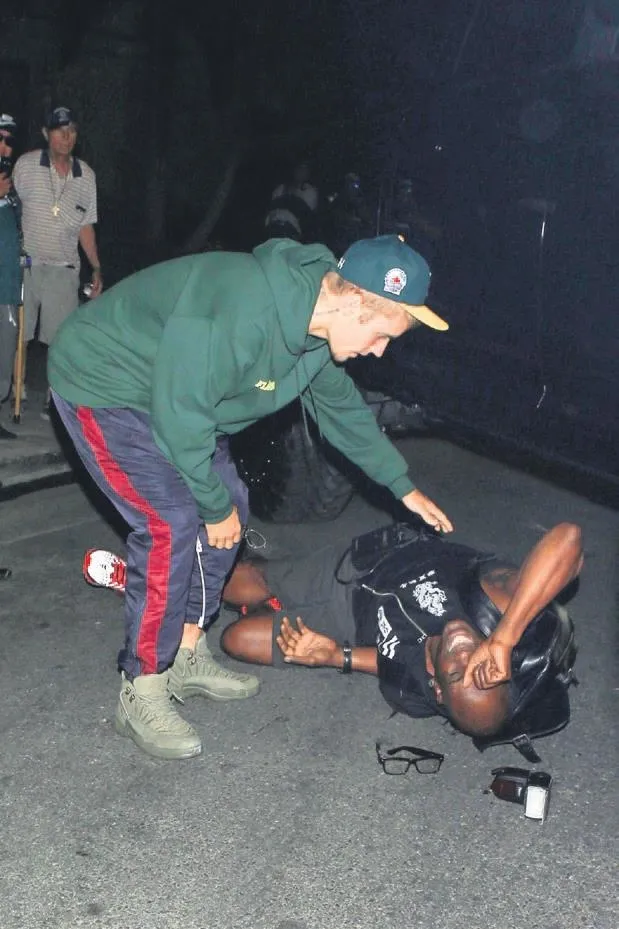 Ünlü şarkıcı Justin Bieber gazeteciye - 1