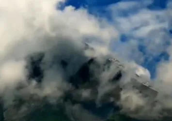 Son dakika: Endonezya’daki Merapi Yanardağı harekete geçti