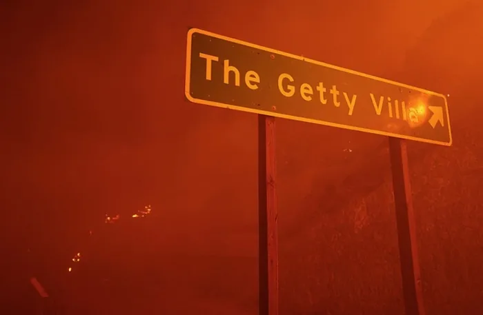 abdnin-california-eyaletinde-yangin-panigi-alevler-hollywoodu-sardi-30-bin-kisiye-tahliye-emri-1736314486723.jpg California'da yangın (AFP)