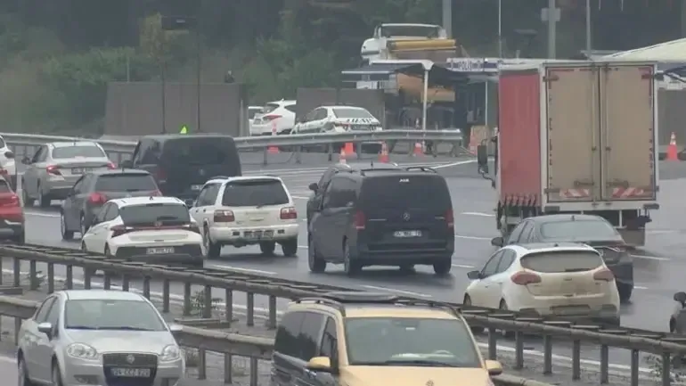 İstanbul çıkışı kilitlendi! Bolu Dağı geçişinde uzun araç kuyrukları oluştu - 3