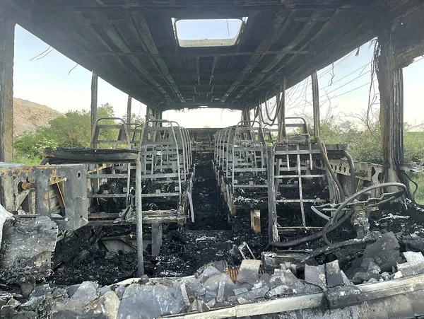 soforun-dikkati-faciayi-onledi-iscileri-tasiyan-minibus-alev-alev-yandi-1652388705088.jpg Şoförün dikkati faciayı önledi! İşçileri taşıyan minibüs alev alev yandı - 1