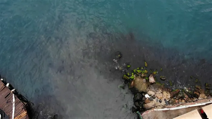 Çengelköy’deki Bekar Deresi’nin rengi değişti: Lağım kokusu tüm sahili sardı! Vatandaşlar İBB’ye isyan etti