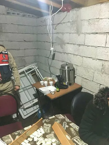 Erzurum’da otomobil garajında toplanıp okey oynayan 11 kişiye 63 bin lira ceza - 1