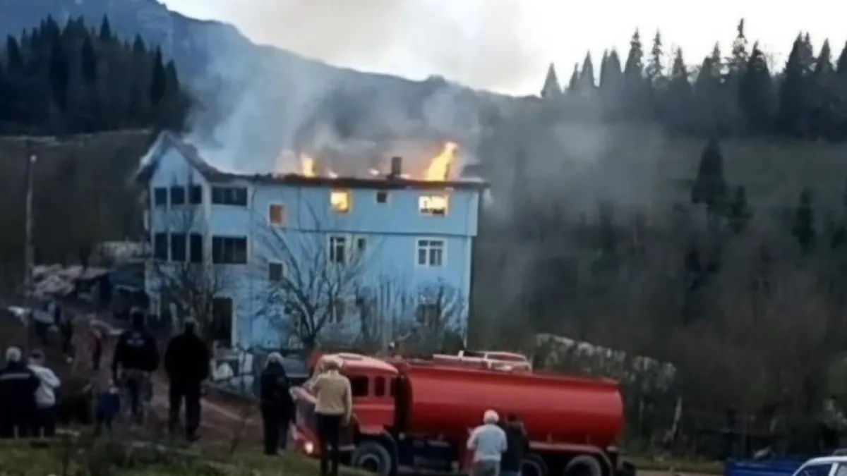 Bartın'da 3 katlı binada yangın paniği! Alevler rüzgarın etkisiyle büyüdü