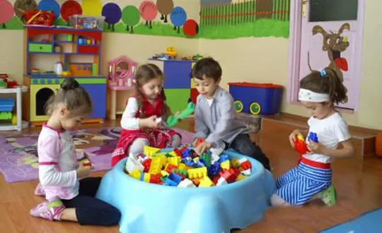 yunanistandan-flas-kararyuz-yuze-egitim-basladi-pencereler-acik-kalacak-usuyen-cocuk-battaniyeye-sarilacak-1610377414380.jpg Yunanistan'dan flaş karar:Yüz yüze eğitim başladı! Pencereler açık kalacak üşüyen çocuk battaniyeye sarılacak - 2