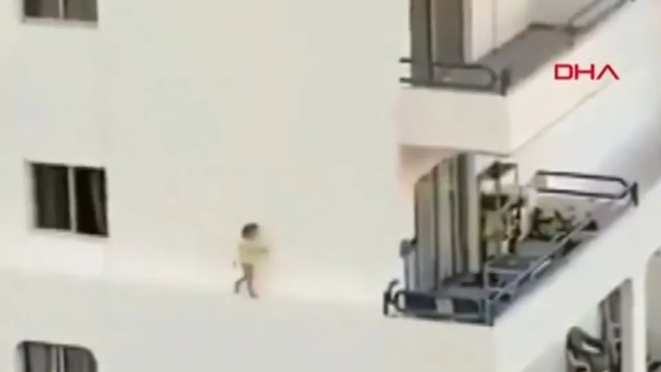 Küçük kız yürekleri ağızlara getirdi!