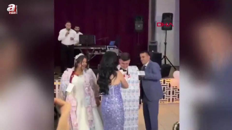 Düğünde damada paradan yelek giydirdiler