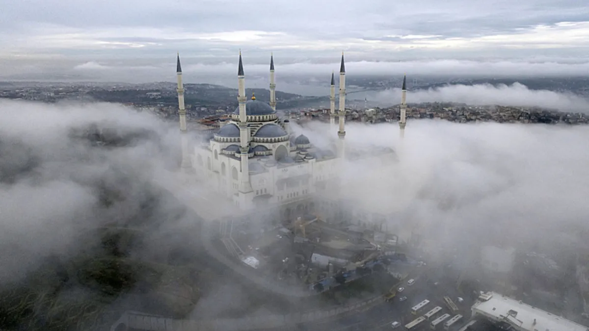 İstanbul'da kartpostallık görüntüler! Büyük Çamlıca Camii çevresinde yoğun sis