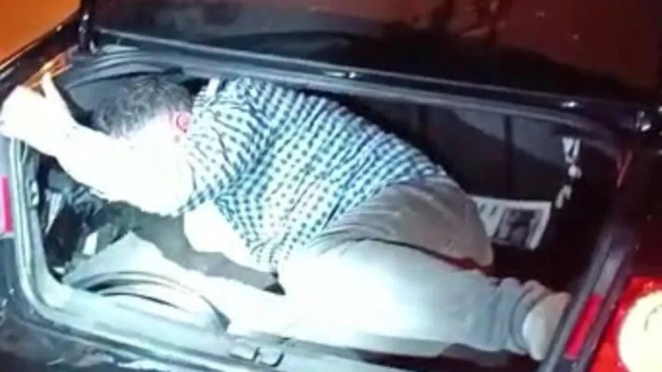"Güzel kızlar var" sözüne kandı kendini bagajda buldu! Polisin dikkati sayesinde kurtuldu