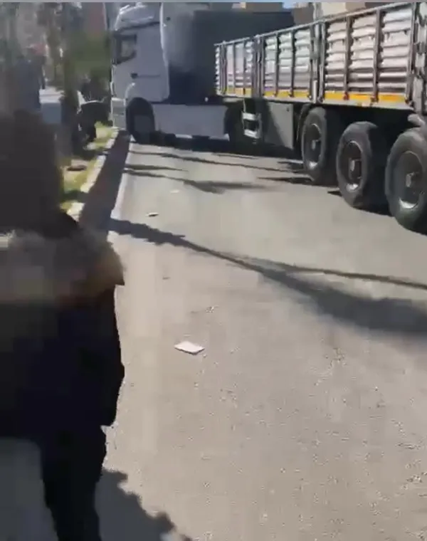 adanada-yol-ortasinda-vahset-tir-soforu-minibuscuyu-vurdu-1672734463618.jpg Adana’da yol ortasında vahşet! TIR şoförü minibüsçüyü vurdu - 4