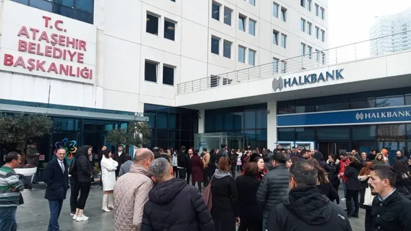 chpli-atasehir-belediyesinden-ucretlerini-alamayan-personel-is-birakma-eylemi-baslatti-belediye-baskani-ilgezd-1669992496449.jpg CHP'li Ataşehir Belediyesi'nden ücretlerini alamayan personel iş bırakma eylemi başlattı! Belediye Başkanı İlgezdi tehdit etti - 1