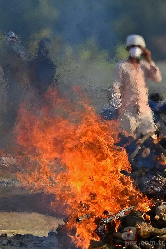 Hindistan’da yürekleri yakan görüntüler! Cansız bedenler boş alanlarda yakılmaya devam ediyor