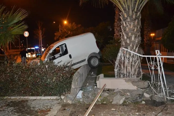 Alkollü sürücü cami duvarına çarptı - 1